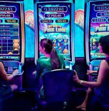 Antarmuka aplikasi mobile apex88 menampilkan meja live-dealer blackjack dan roulette